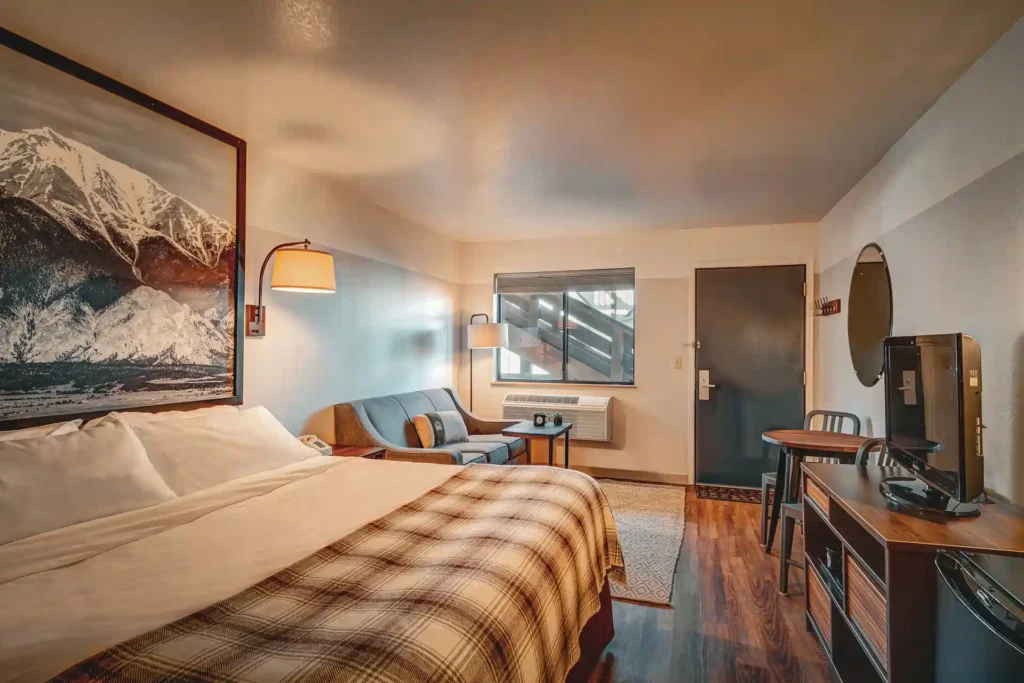 feature salida king room door