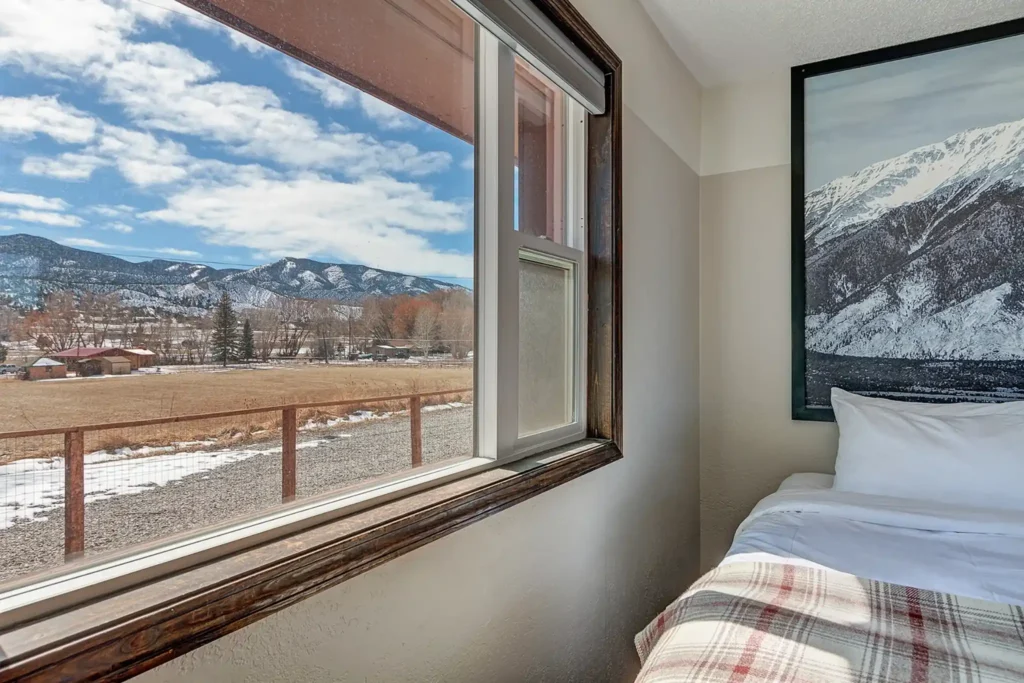 Hotel Room with Bed and Window with view to mountains